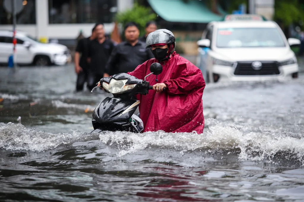 Nằm mơ thấy nước ngập mênh mông đánh con gì?